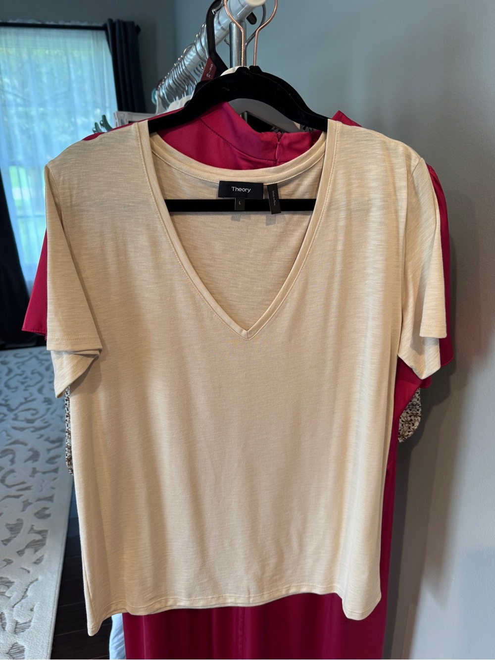 Theory Cream V-Neck Short Sleeve Tee